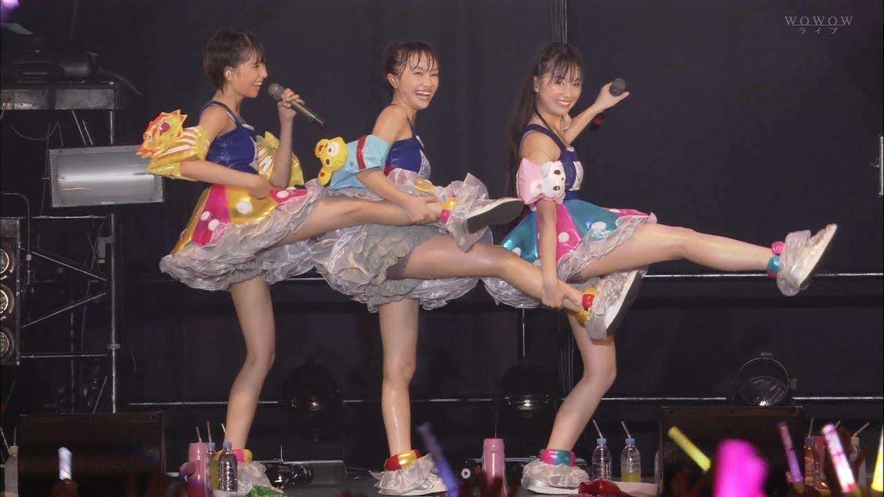 女性アイドルの衣装画像