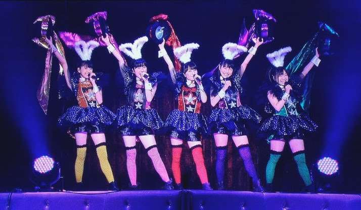女性アイドルの衣装画像