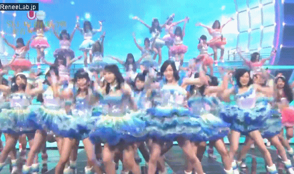 女性アイドルの衣装画像