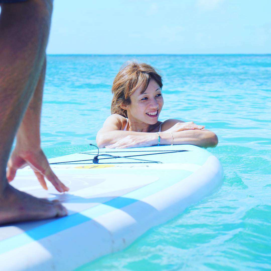 Mieko Hanada on Instagram: “#hawaii #kaimanabeach #supyoga #fun #smile #aloha #hawaiilife SUPヨガ、楽しい♪”