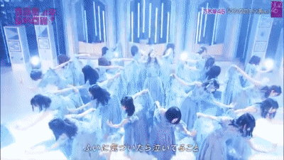 女性アイドルの衣装画像