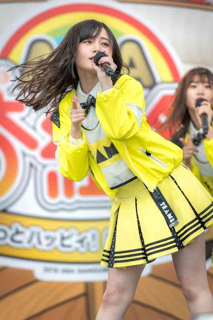 女性アイドルの衣装画像