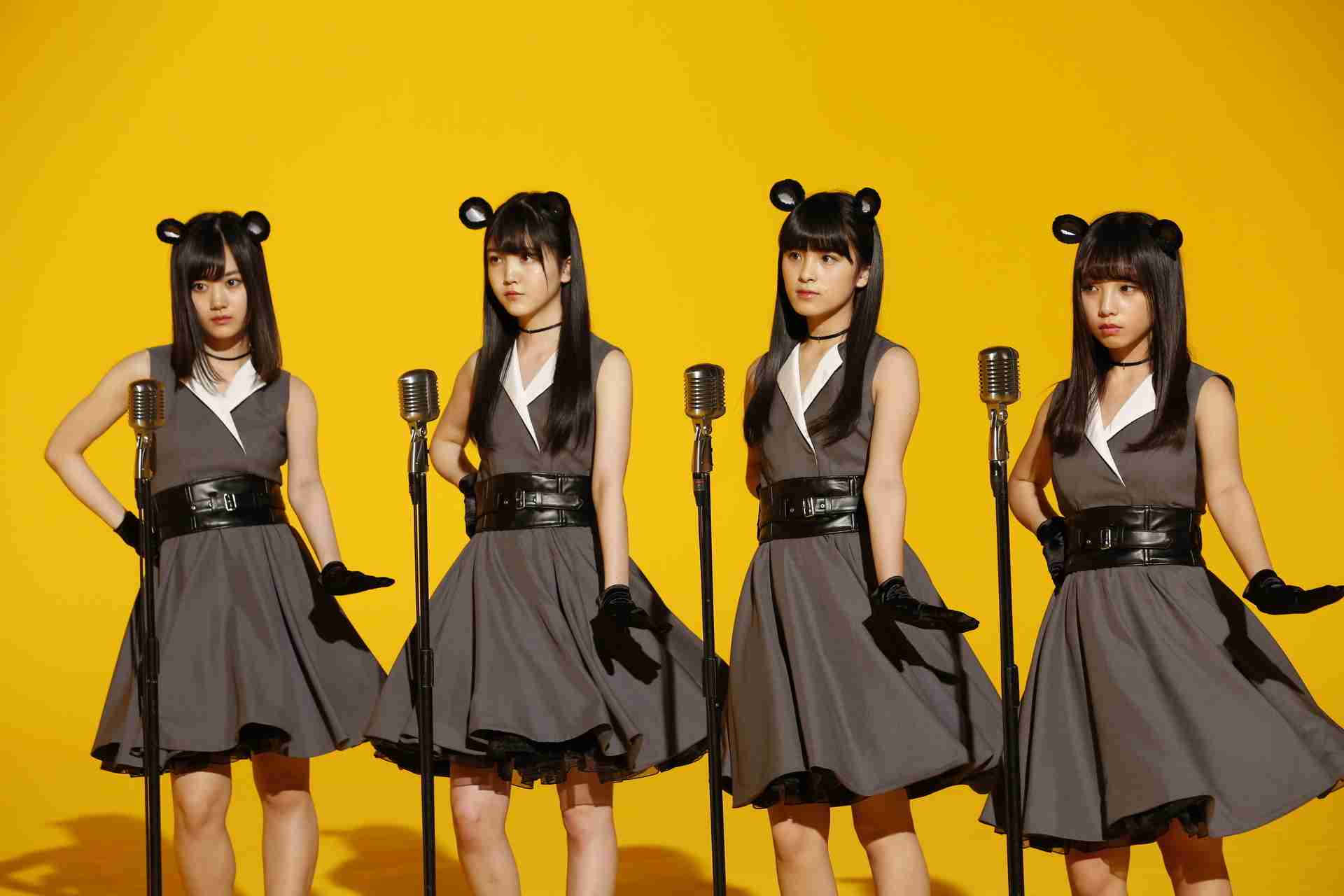 女性アイドルの衣装画像