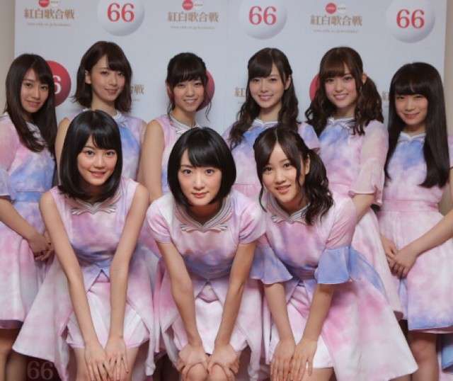 女性アイドルの衣装画像