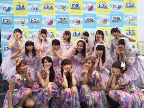 女性アイドルの衣装画像