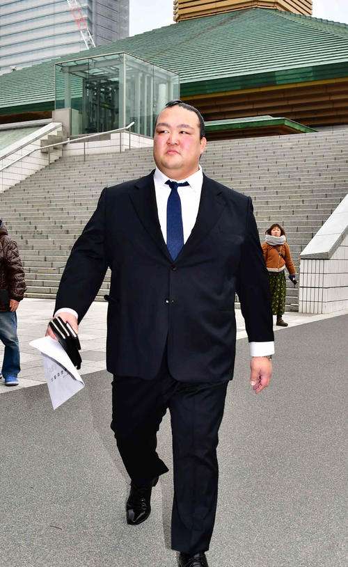 元稀勢の里さっそうとスーツ姿初披露、評判の声半々 - 大相撲 : 日刊スポーツ