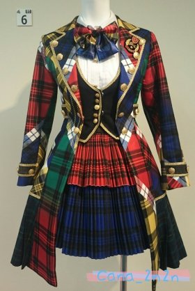 女性アイドルの衣装画像