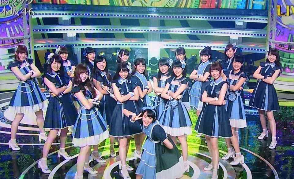 女性アイドルの衣装画像