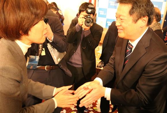 初当選の長崎氏「大同団結の結果」　山梨知事選：イザ！