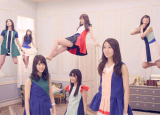 女性アイドルの衣装画像