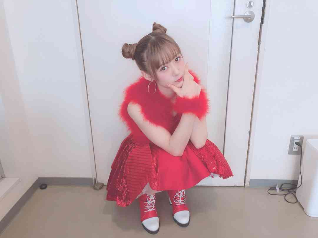 女性アイドルの衣装画像