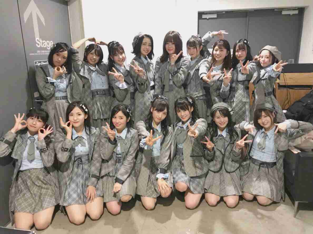 女性アイドルの衣装画像