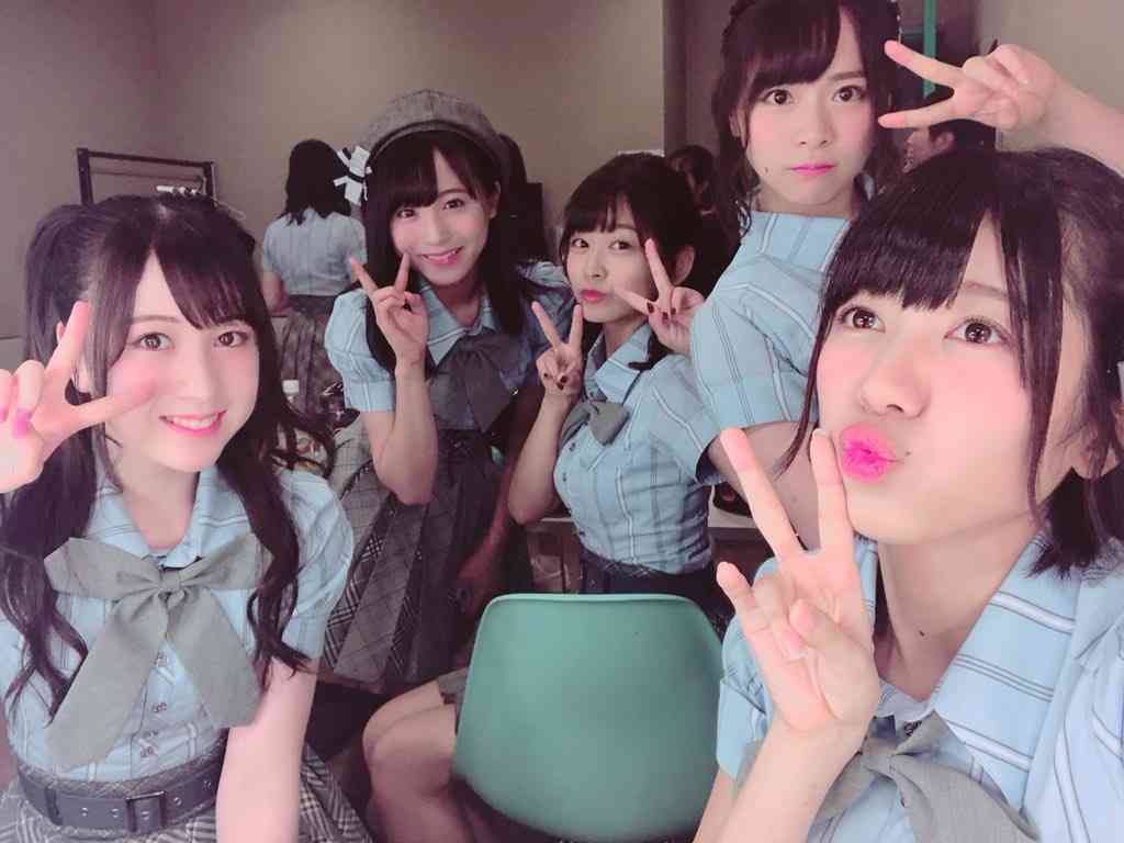 女性アイドルの衣装画像