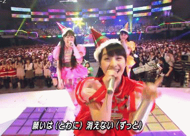 女性アイドルの衣装画像