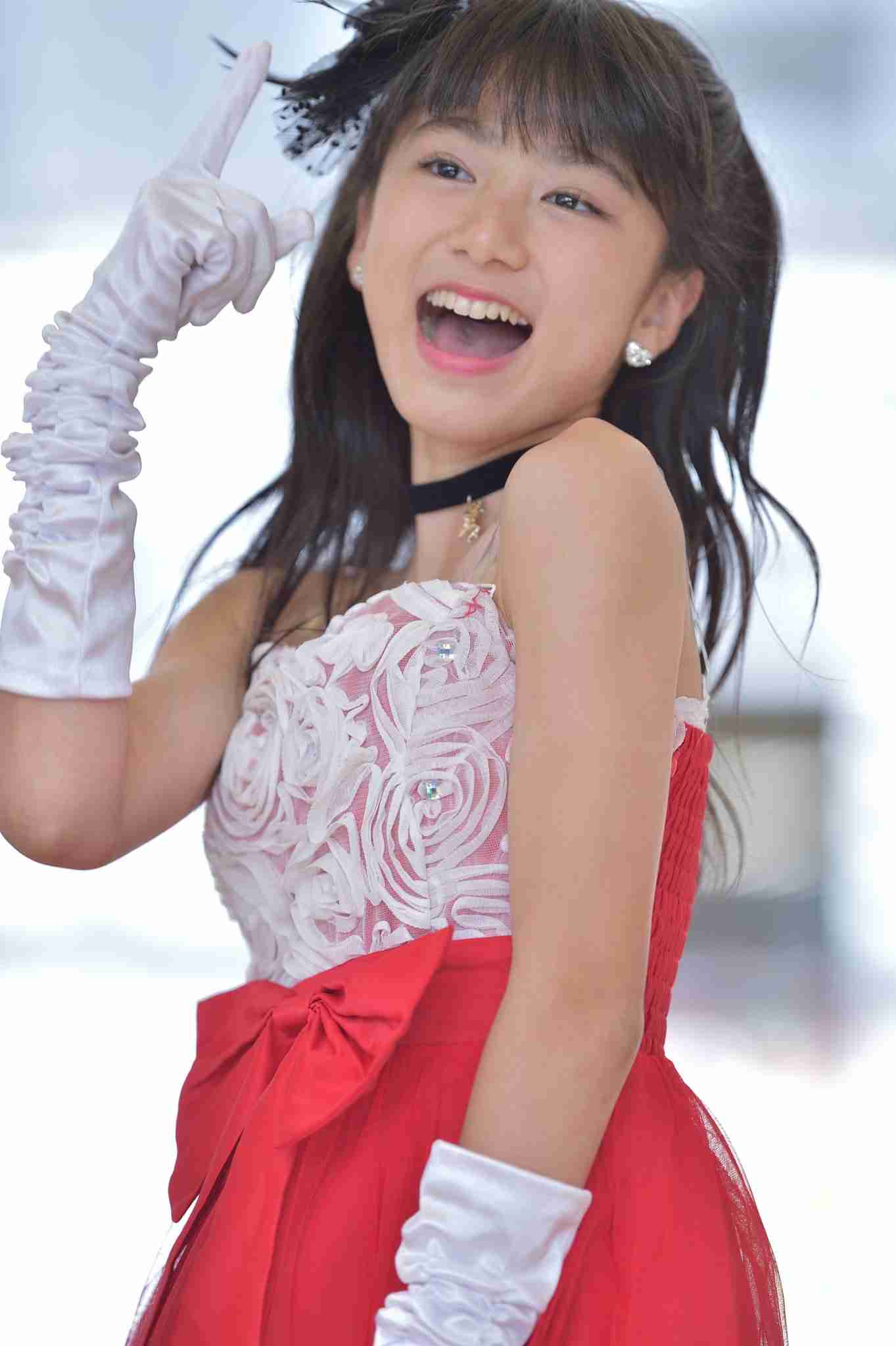 橋本環奈、笑顔全開でイナバウアー披露 写真集ツイッター貴重カット公開