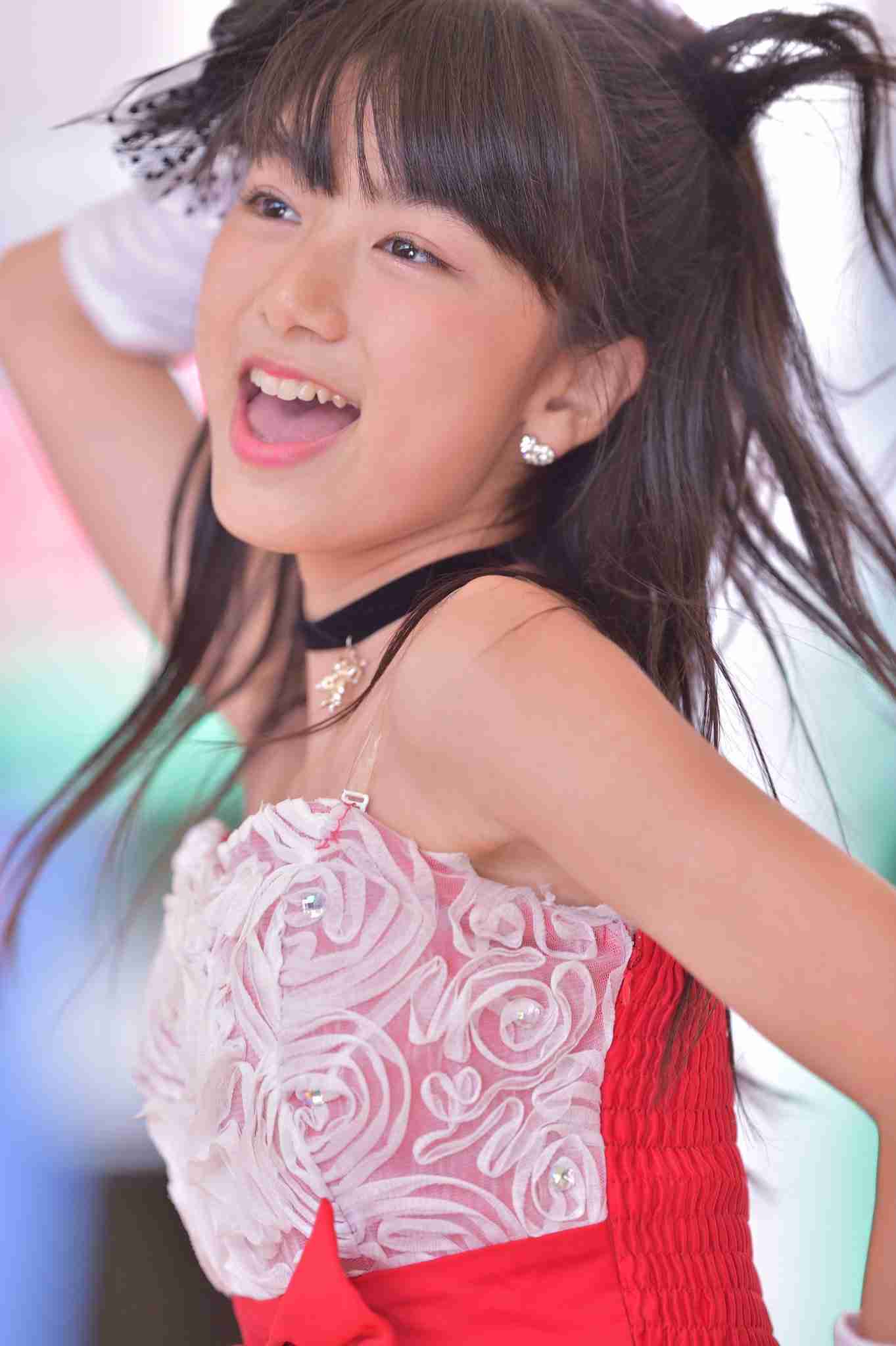 橋本環奈、笑顔全開でイナバウアー披露 写真集ツイッター貴重カット公開
