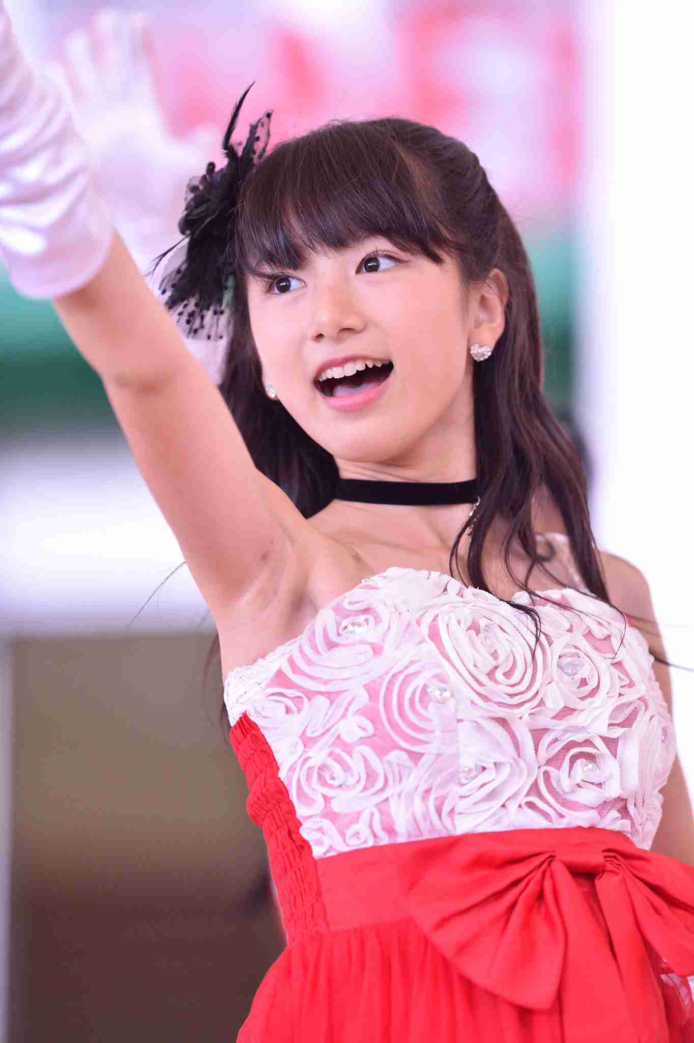 橋本環奈、笑顔全開でイナバウアー披露 写真集ツイッター貴重カット公開