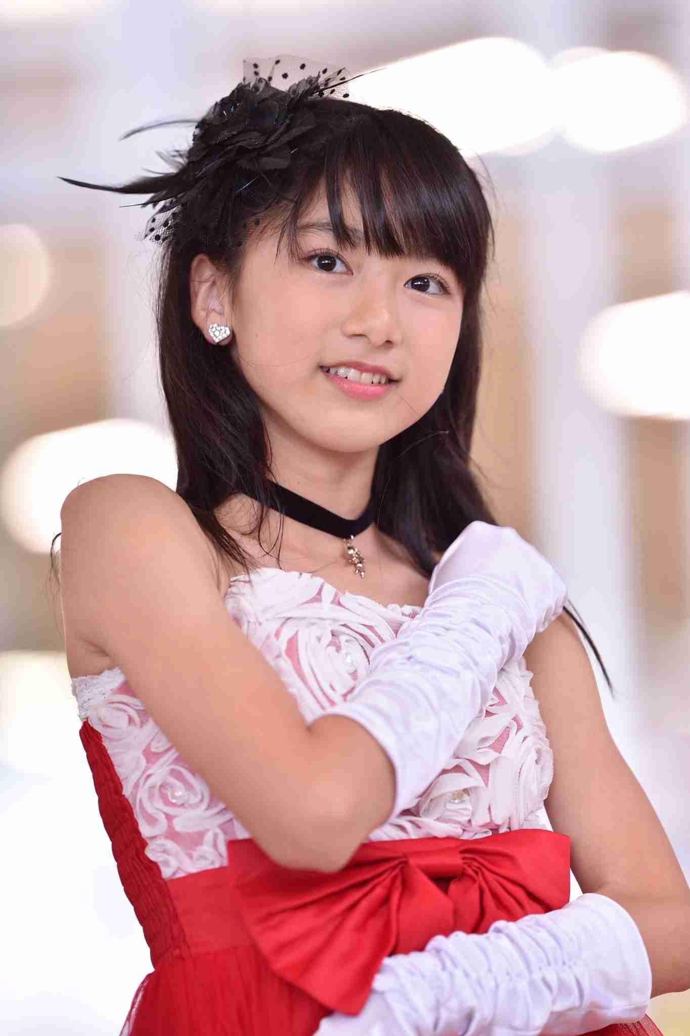 橋本環奈、笑顔全開でイナバウアー披露 写真集ツイッター貴重カット公開