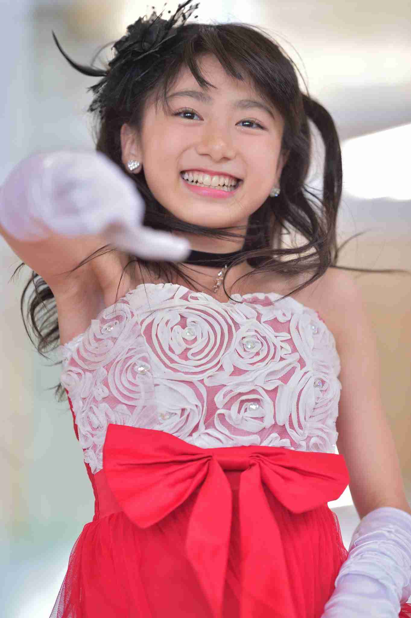 橋本環奈、笑顔全開でイナバウアー披露 写真集ツイッター貴重カット公開