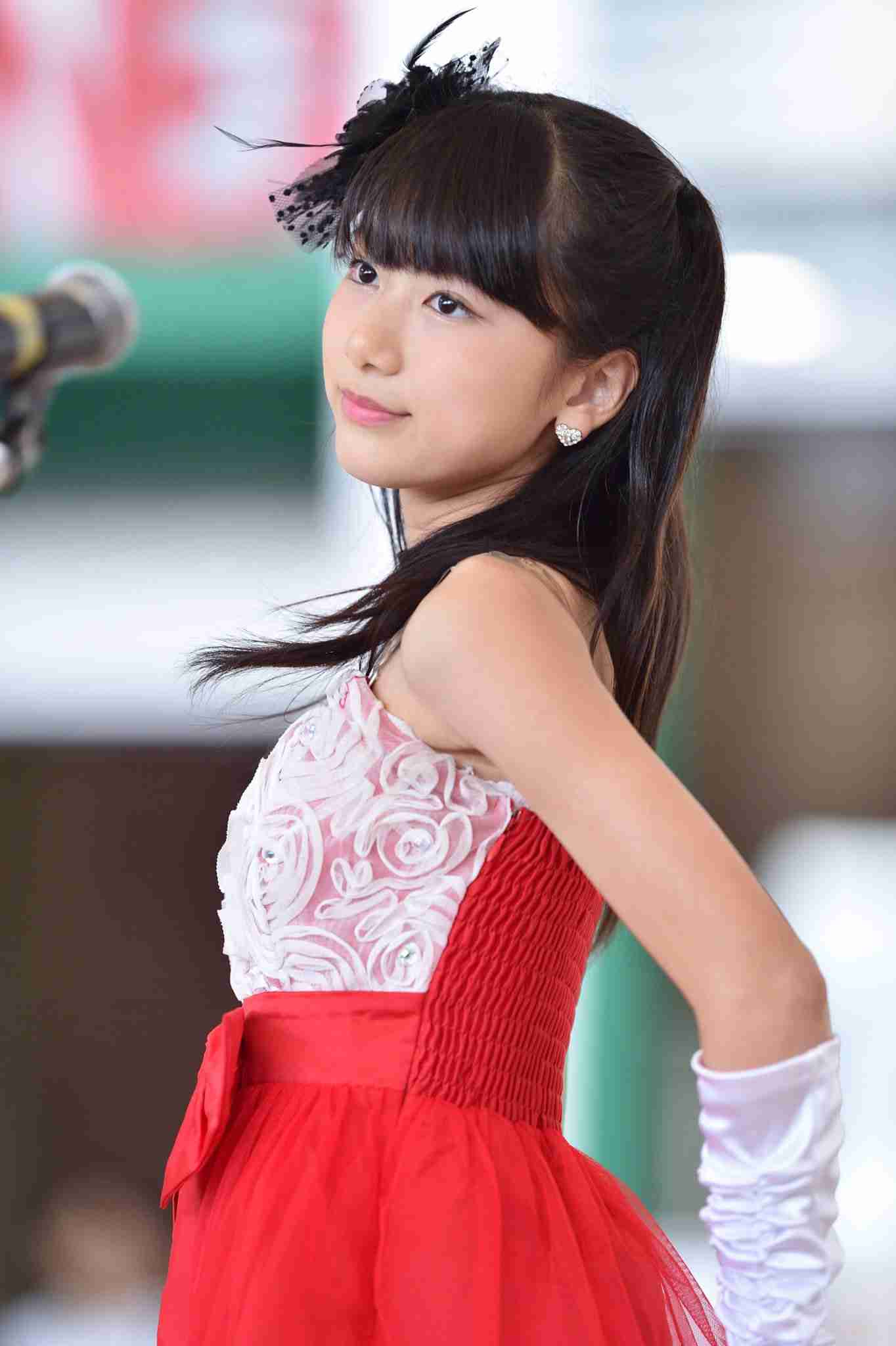 橋本環奈、笑顔全開でイナバウアー披露 写真集ツイッター貴重カット公開