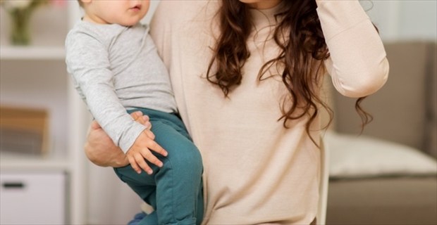 生後1ヵ月の双子と2歳児を育てる女性が、夫の同僚に言われた「ひどい悪口」とは？ | BUZZmag