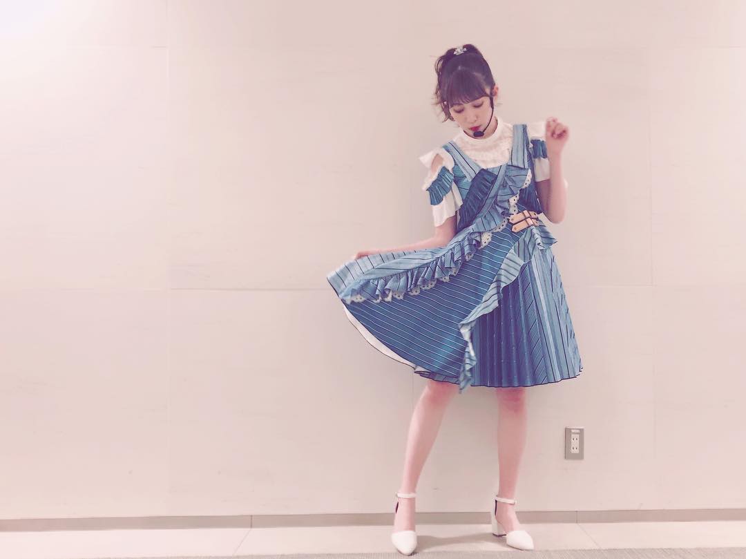 女性アイドルの衣装画像