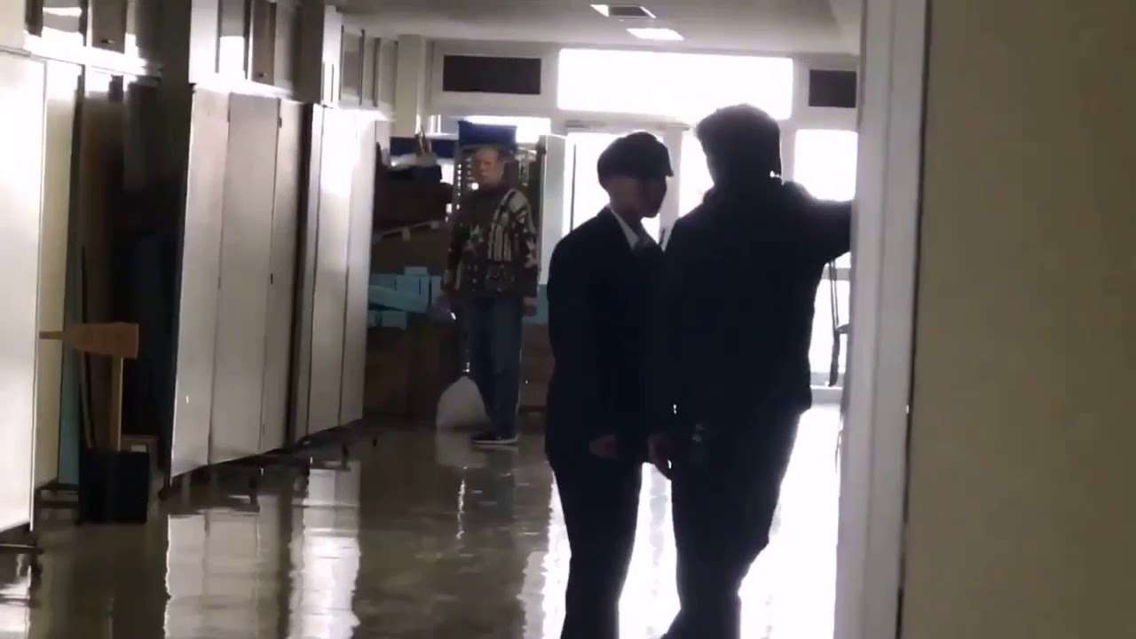 町田総合高校 教師体罰の衝撃映像 暴言を吐く生徒に一撃食らわせる - YouTube