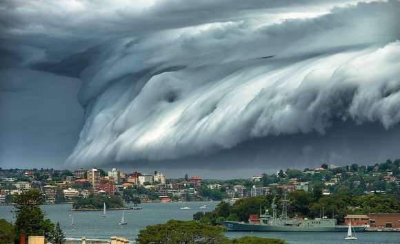 アルゼンチンの空一面を覆う異様な巨大な雲、気象庁が注意を呼び掛け