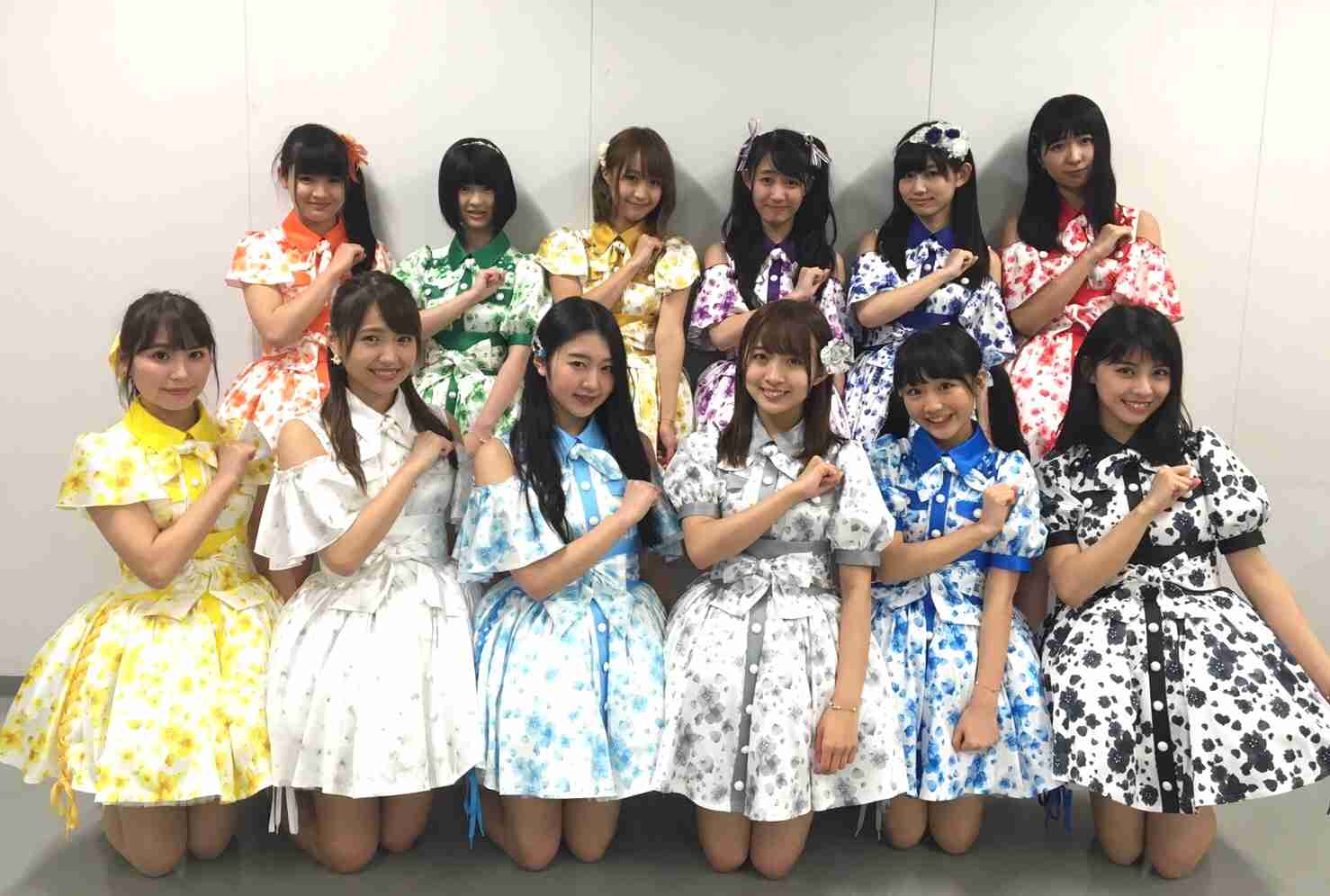 女性アイドルの衣装画像