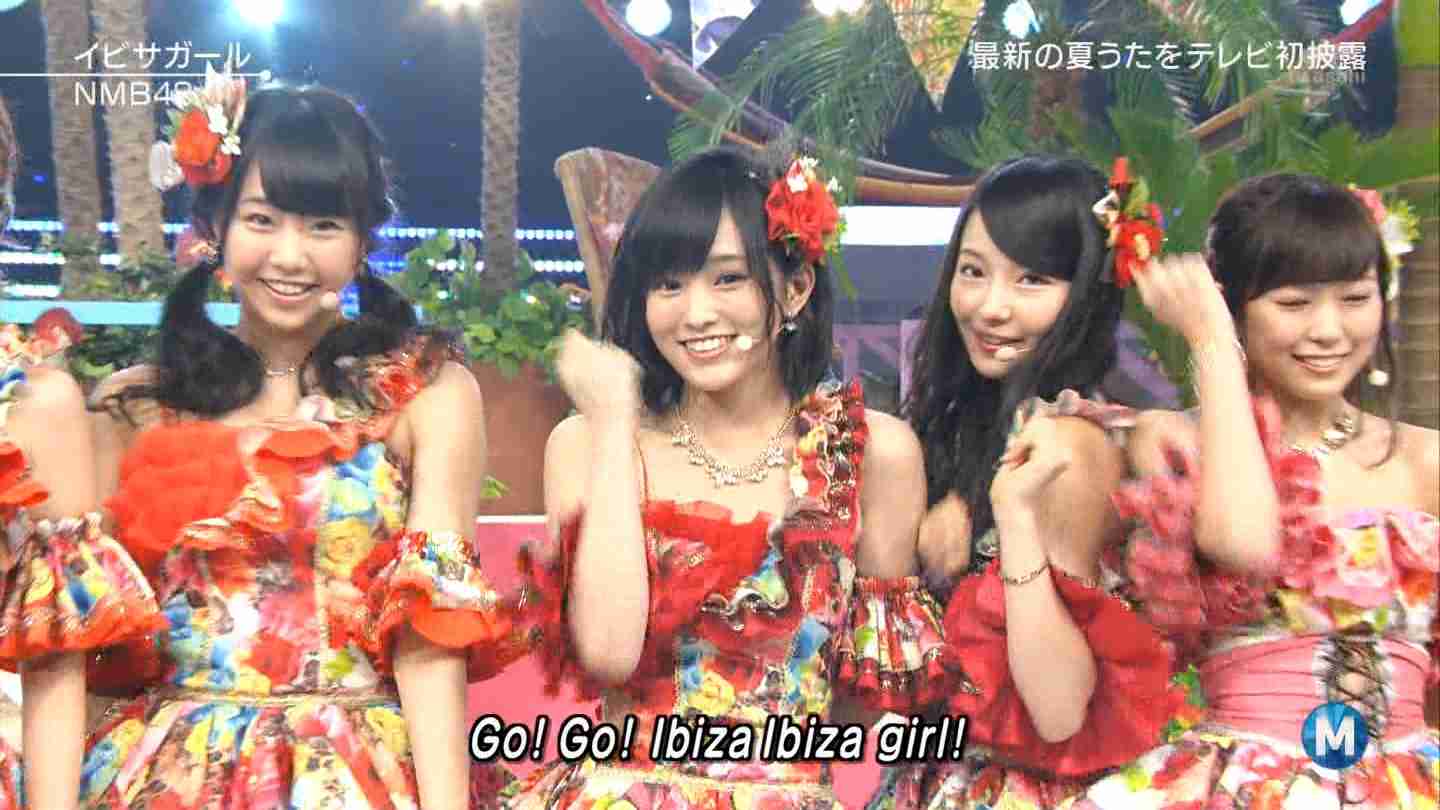 女性アイドルの衣装画像