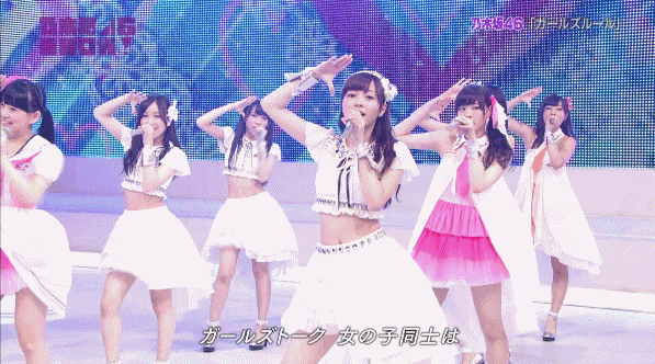 女性アイドルの衣装画像
