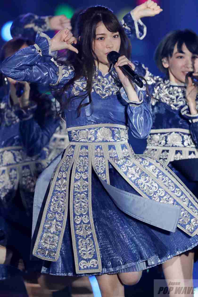 女性アイドルの衣装画像