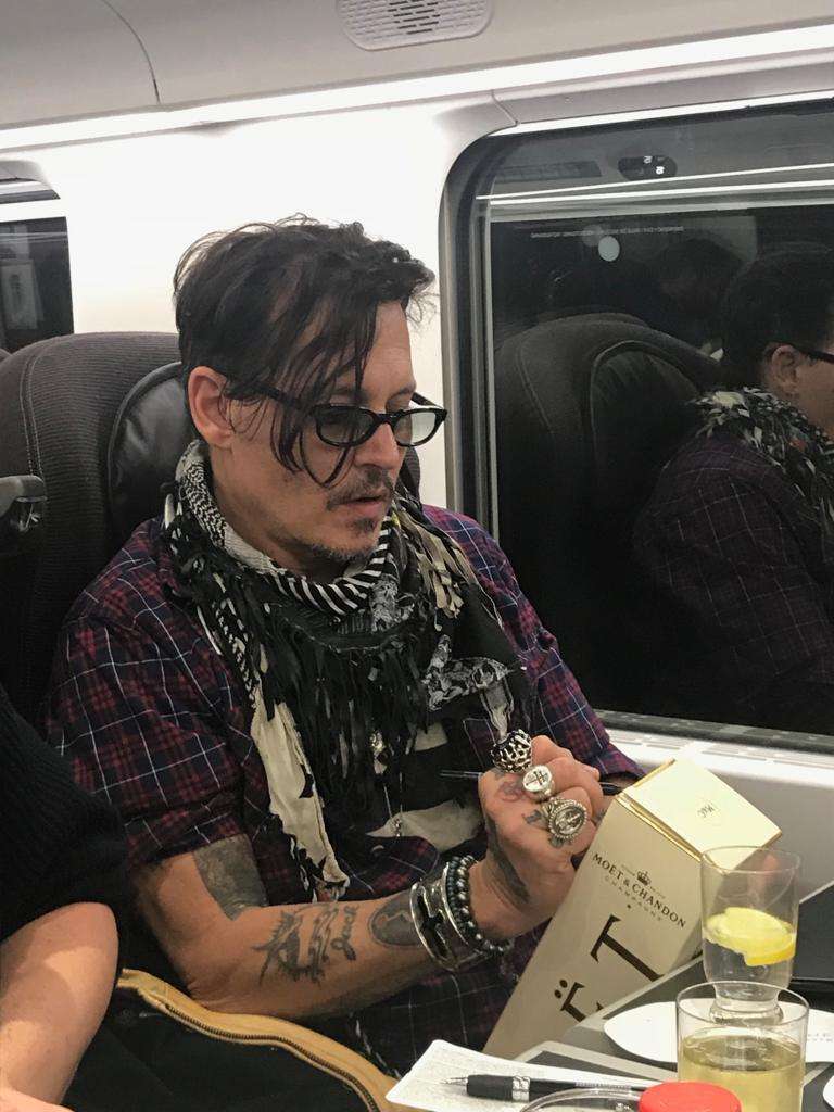 ジョニー・デップ、カップルに列車内で“神対応”