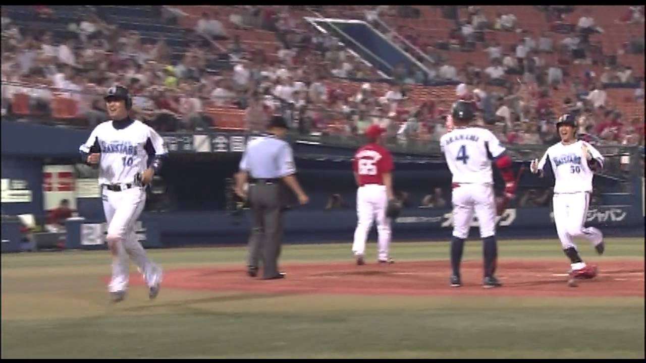 走者を追い詰める際に守備乱れる 20130710 DeNA×広島 - YouTube