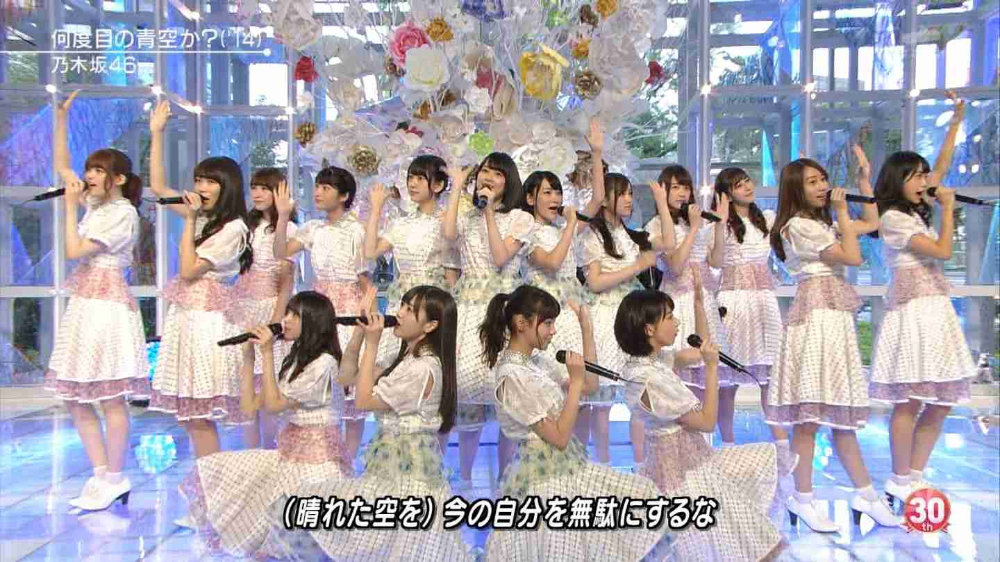 女性アイドルの衣装画像