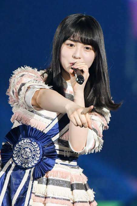 女性アイドルの衣装画像
