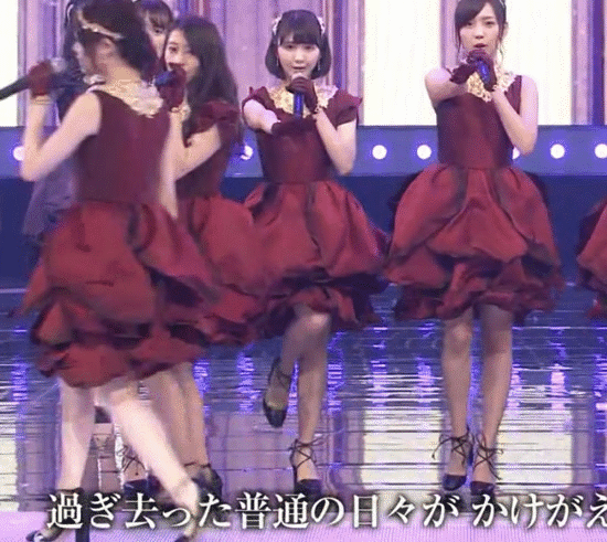 女性アイドルの衣装画像