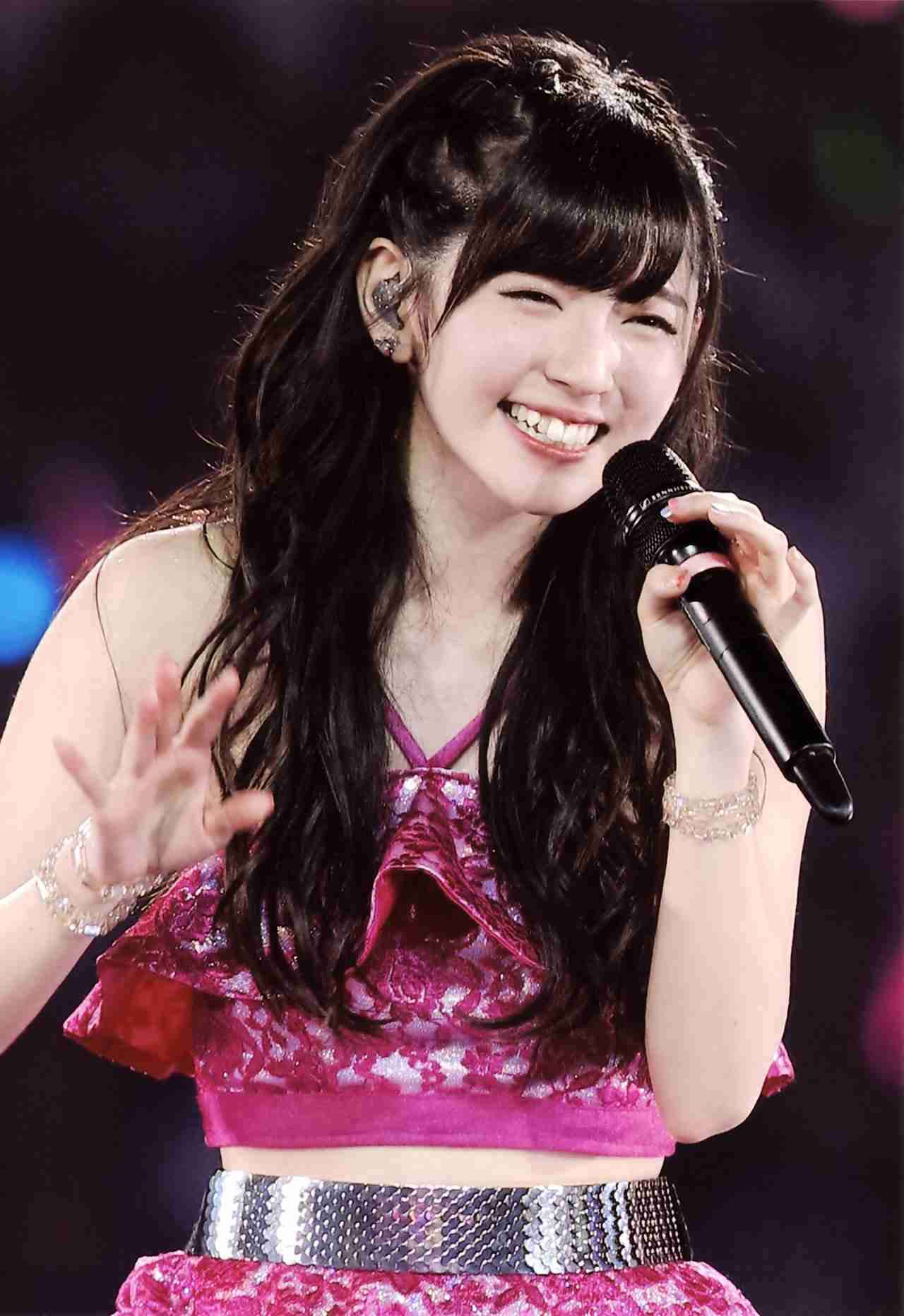 女性アイドルの衣装画像