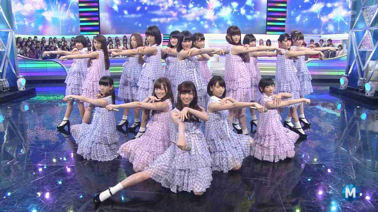 女性アイドルの衣装画像
