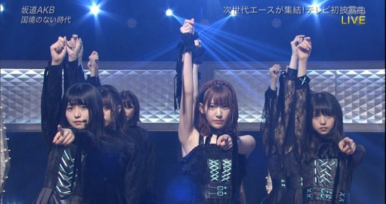 女性アイドルの衣装画像