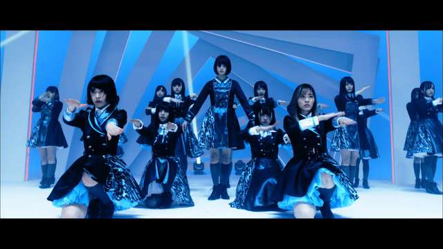 女性アイドルの衣装画像