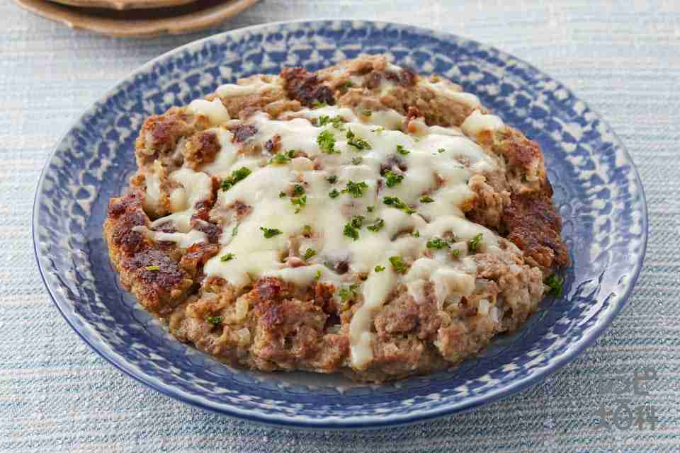 とろ〜りチーズのズボラハンバーグのレシピ・作り方｜合いびき肉やピザ用チーズを使った料理｜味の素パークの【レシピ大百科】