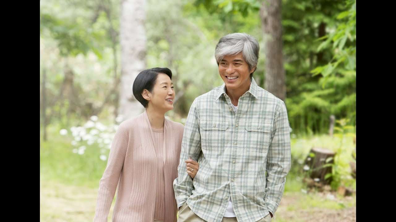 佐藤浩市×樋口可南子！映画『愛を積むひと』予告編 - YouTube
