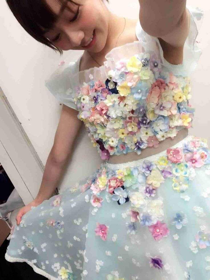女性アイドルの衣装画像