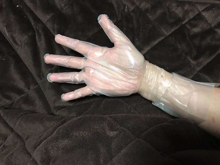 「早く知りたかった!」 ビニール手袋が脱げにくくなる方法に、5万人が感心