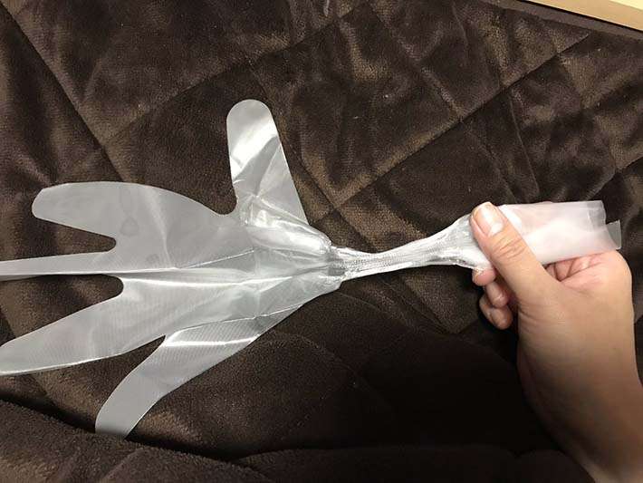 「早く知りたかった!」 ビニール手袋が脱げにくくなる方法に、5万人が感心
