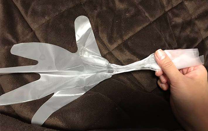 「早く知りたかった！」　ビニール手袋が脱げにくくなる方法に、５万人が感心  –  grape [グレイプ]