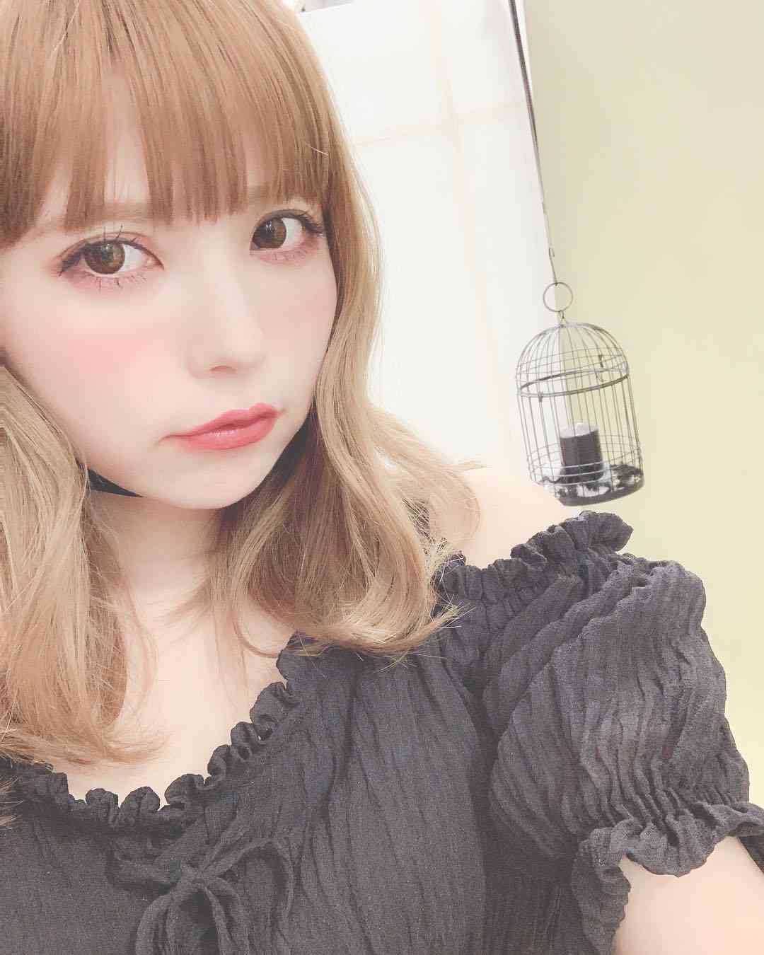 益若つばさ/TsubasaMasuwaka/小翼さんはInstagramを利用しています:「髪色を変えるべく、準備してる。﻿ ﻿ ﻿ トリートメントして春に向けてせっせと準備準備。???﻿ ﻿ ﻿ I will change the color of my hair soon☺︎. ﻿ 洋服はEATMEです☺︎ @eatme_japan ﻿ ﻿ #shooting…」