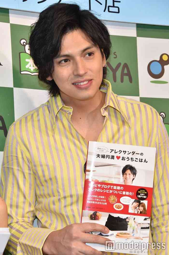 アレク「ベンツより高い」新居のキッチンを公開 - モデルプレス