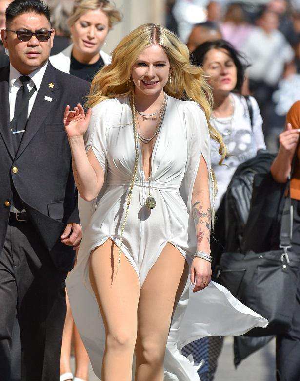 画像(2/5) アヴリル・ラヴィーン、白いドレスがまるでオムツ!? | NewsWalker